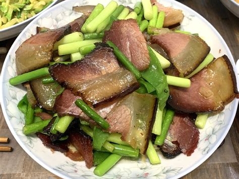 湖南特色蒜苗腊肉炒饭的制作方法